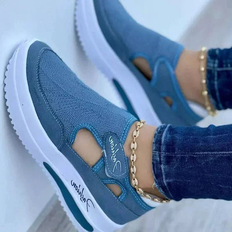 Zapatilla azul para mujer.