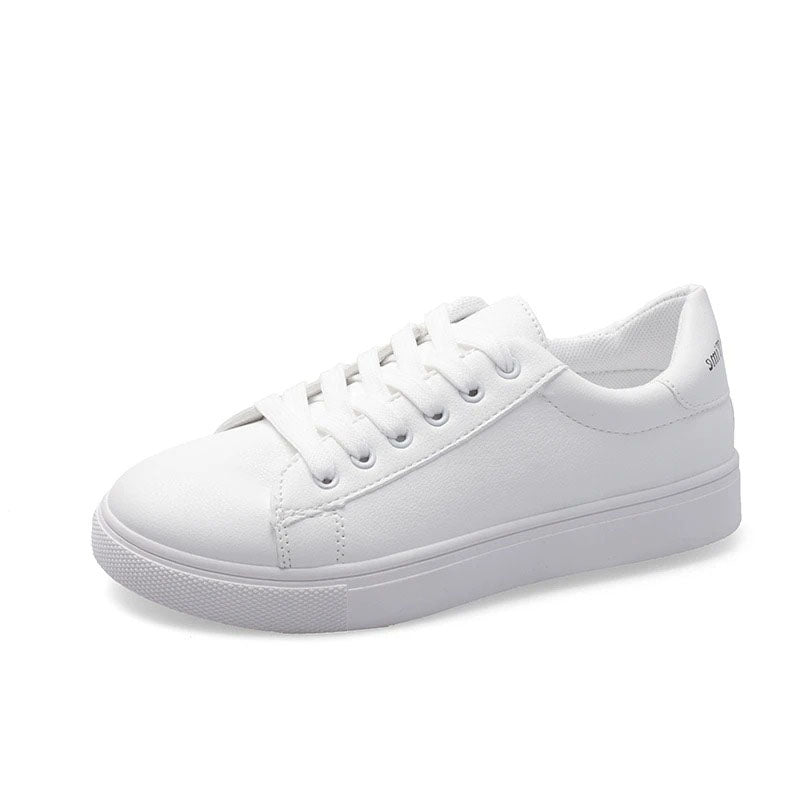 Zapatilla de piel blanca para mujer.