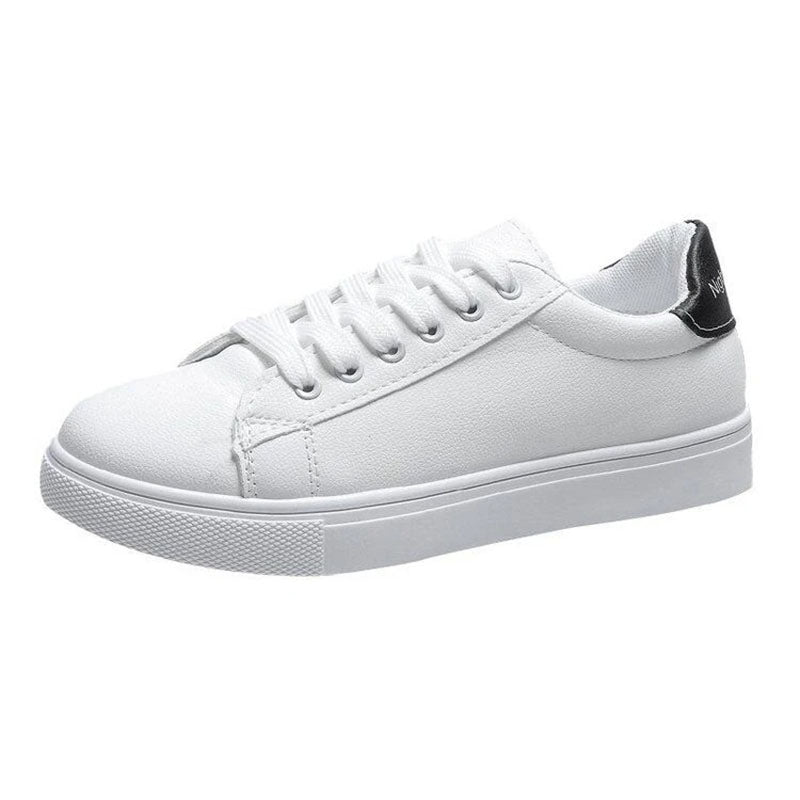 Zapatilla de piel blanca para mujer.