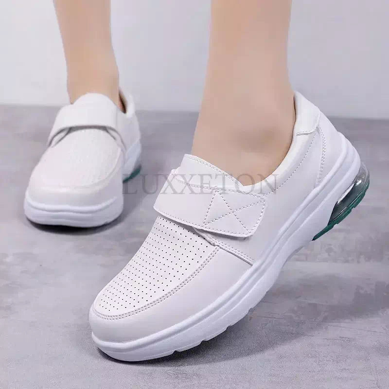 Zapatillas con velcro para mujer.