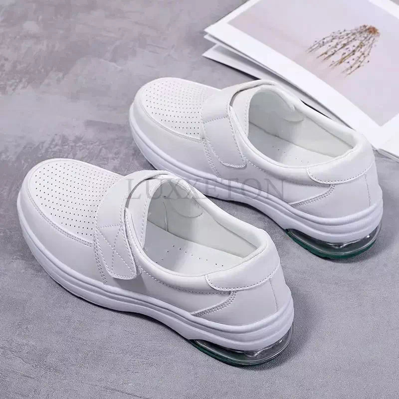 Zapatillas con velcro para mujer.