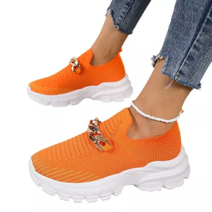 Zapatillas naranjas para mujer.