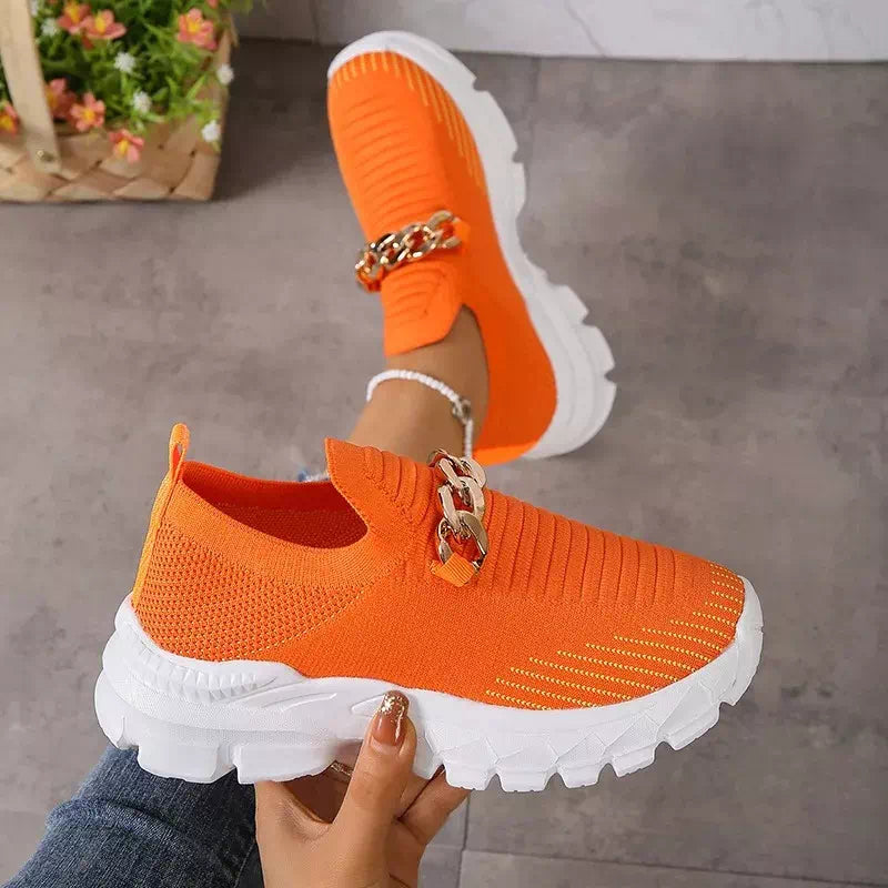 Zapatillas naranjas para mujer.