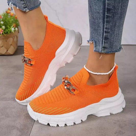 Zapatillas naranjas para mujer.