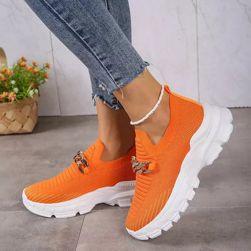 Zapatillas naranjas para mujer.